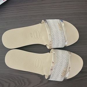 Havaianas slides, 39-40